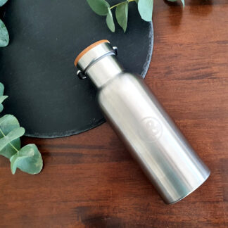 Trinkflasche aus Edelstahl und Bambus